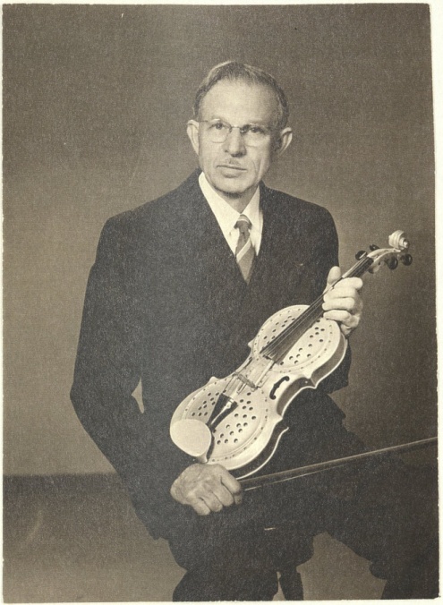 John Dopyera s rezofonickými husľami (dokončené 1936), okolo 1960 Foto: archív SNM-HuM.