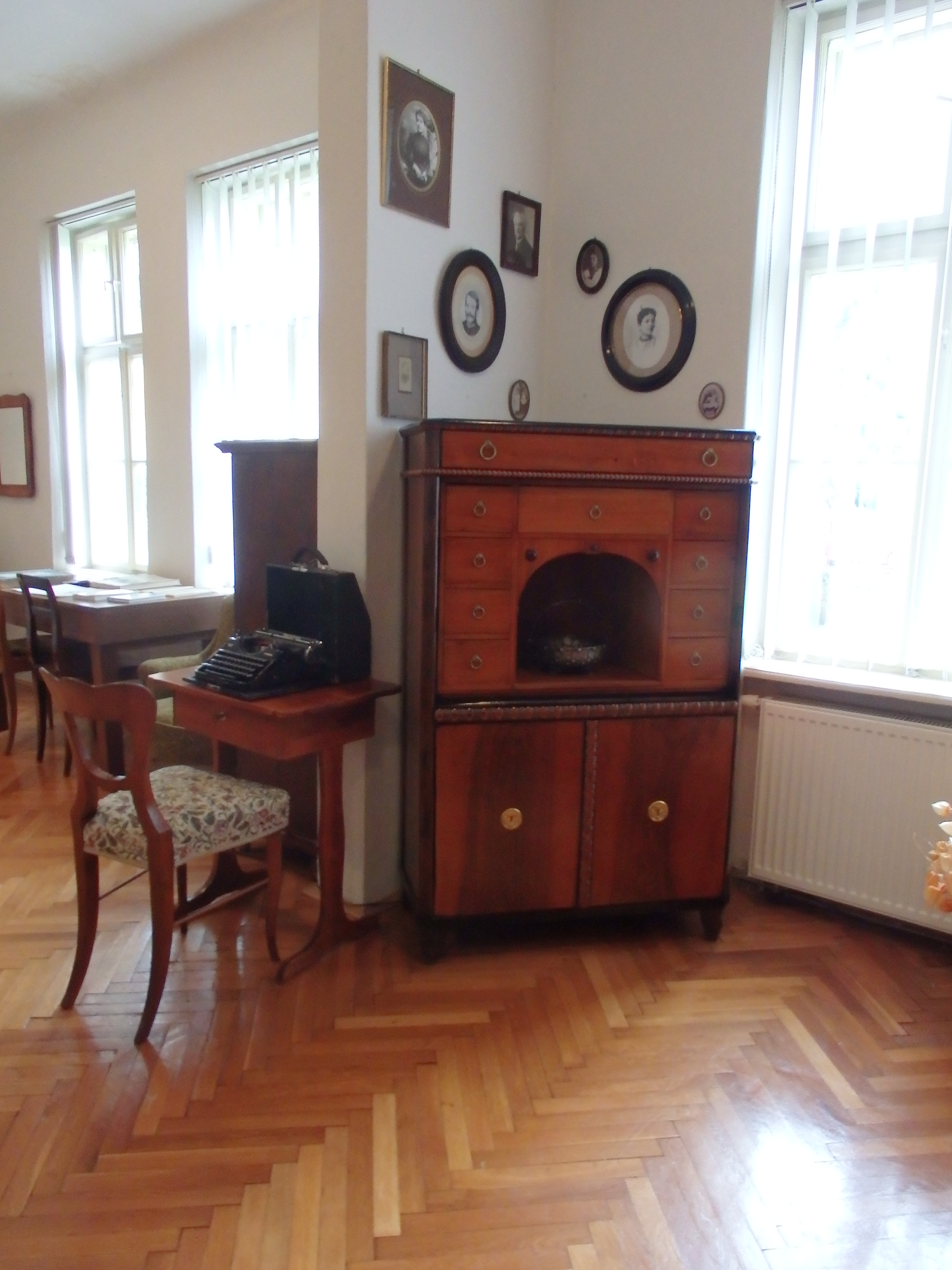 foto interiéru domu Horákovcov s písacím stolom