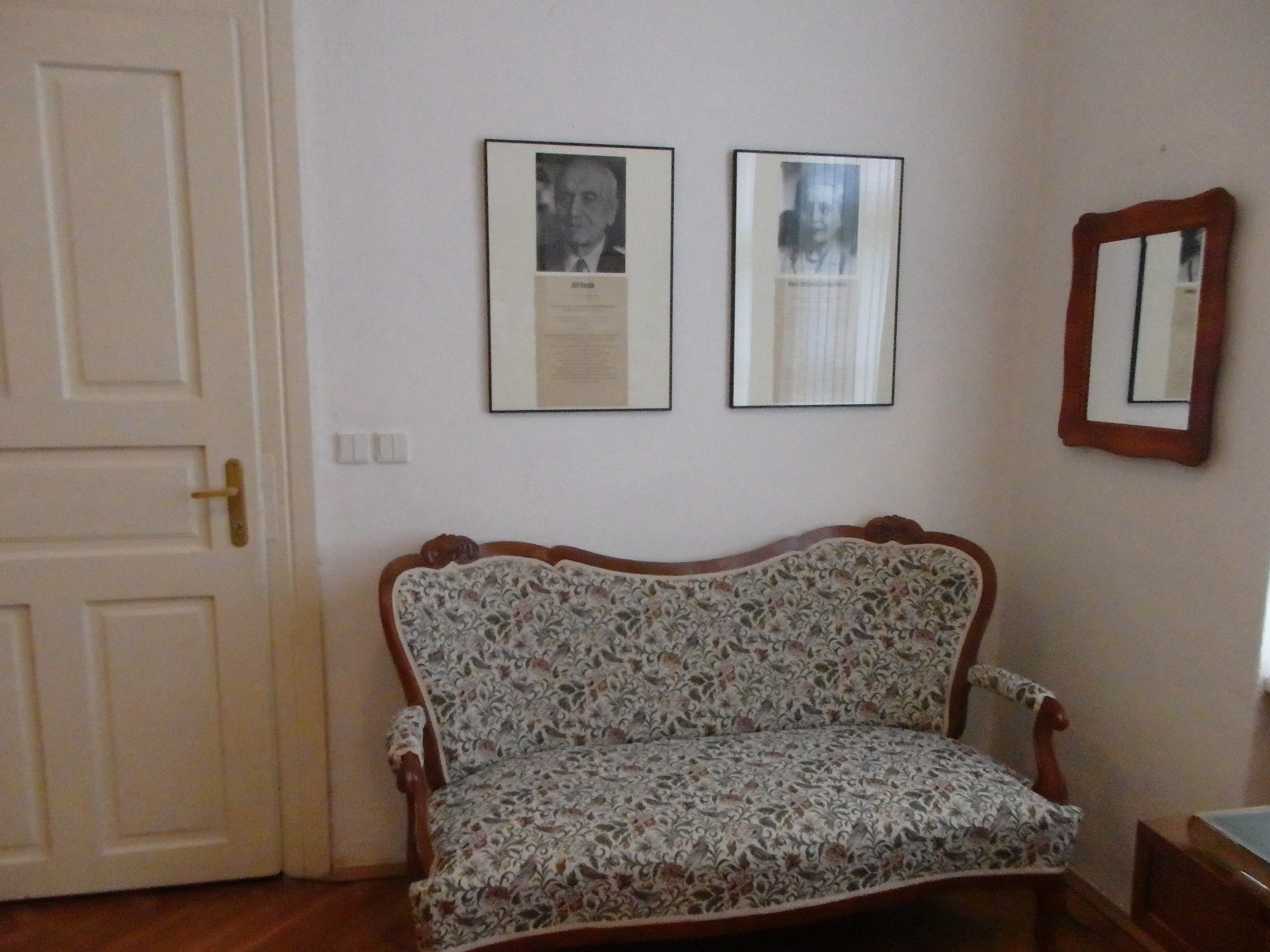 foto interiéru domu s fotkami manželov Horákovcov